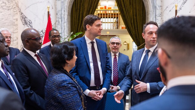 Plusieurs personnes se parlent.