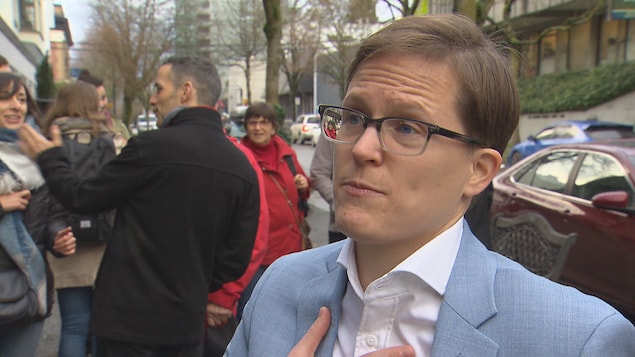 Une personne s'exprime dans la rue. Une personne s'exprime dans la rue.
