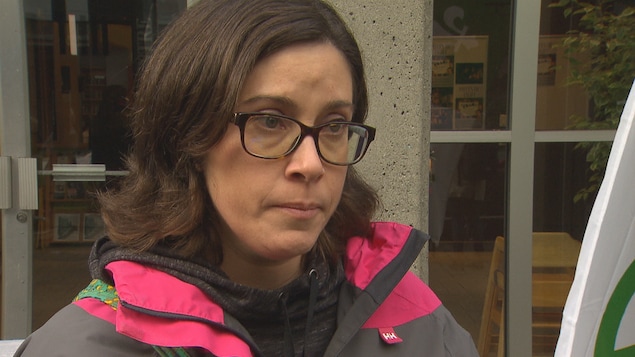 Une femme manifeste dans une rue de Vancouver. Une femme manifeste dans une rue de Vancouver.