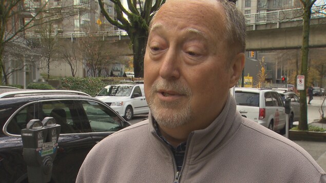Un homme manifeste dans une rue de Vancouver. Un homme manifeste dans une rue de Vancouver.