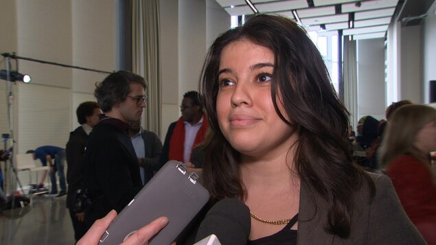 Soukaina Boutiyeb répond aux questions d'un journaliste. Soukaina Boutiyeb répond aux questions d'un journaliste.