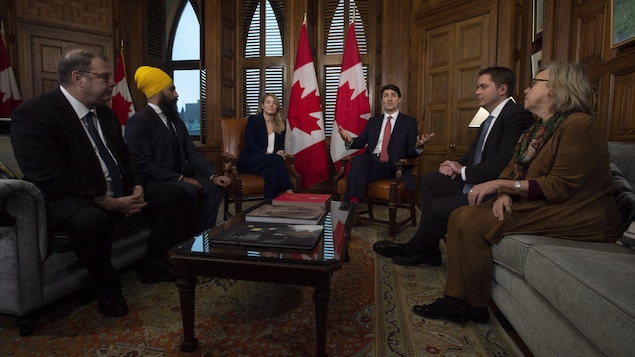 Le premier ministre Justin Trudeau, en compagnie du conservateur Andrew Scheer, du bloquiste Mario Beaulieu, du néo-démocrate Jagmeet Singh, de la ministre Mélanie Joly et d'Elizabeth May, du Parti vert, s'adresse aux journalistes.