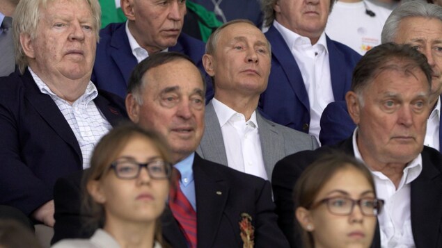 Le président russe Vladimir Poutine a décidé de marquer le coup du 45e anniversaire de la série du siècle en invitant des vétérans des équipes canadiennes et soviétiques. Le président russe Vladimir Poutine a décidé de marquer le coup du 45e anniversaire de la série du siècle en invitant des vétérans des équipes canadiennes et soviétiques.