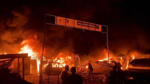 Incendios causados por un ataque israelí en una zona en Rafah.