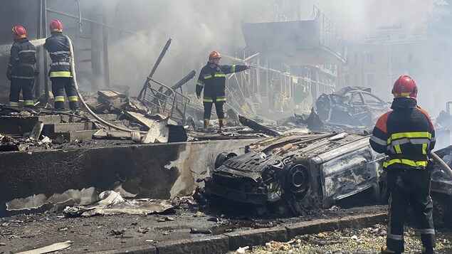 17 morts et 90 blessés dans une frappe russe dans l’Ouest ukrainien