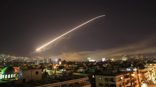 Des missiles américains déchirent le ciel de Damas alors que les États-Unis ont lancé une attaque contre la Syrie visant différentes parties de la capitale, le 14 avril 2018. Des missiles américains déchirent le ciel de Damas alors que les États-Unis ont lancé une attaque contre la Syrie visant différentes parties de la capitale, le 14 avril 2018.