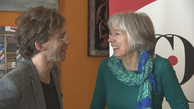 Le conteur Fred Pellerin et la conteuse Françoise Crête s'entretiennent lors du dévoilement de la résidence de création pour conteur.