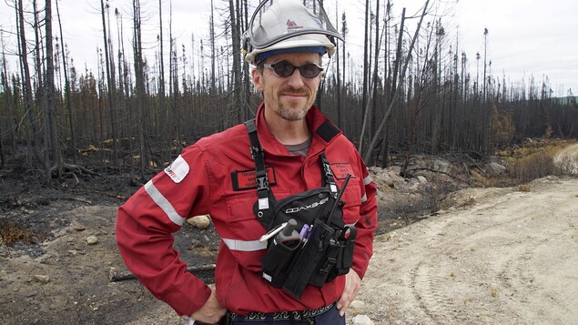 On voit un homme avec un casque et un équipement. Il se trouve sur les lieux d'un incendie de forêt où il s'occupe des opérations. Il s'agit de Frédéric André. On voit un homme avec un casque et un équipement. Il se trouve sur les lieux d'un incendie de forêt où il s'occupe des opérations. Il s'agit de Frédéric André.