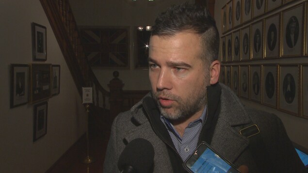 Frédérick Dion lors d'une mêlée de presse. Frédérick Dion lors d'une mêlée de presse.
