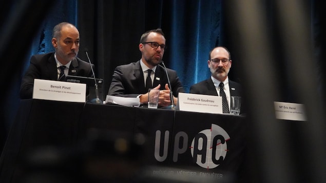 Frédérick Gaudreau en conférence de presse, en compagnie du directeur Benoît Pinet et de l'avocat Éric René.