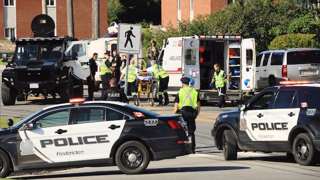 Des policiers et des ambulanciers paramédicaux sur les lieux de la fusillade à Fredericton Des policiers et des ambulanciers paramédicaux sur les lieux de la fusillade à Fredericton