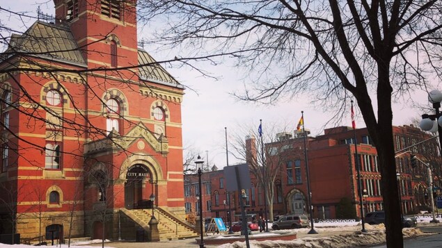Fredericton : une conseillère vote contre un projet immobilier sans logement abordable