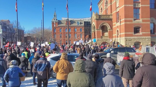 Environ 400 personnes se sont rassemblées devant l'hôtel de ville de Fredericton.