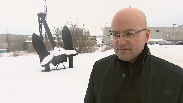 Frédérik Boisvert en entrevue à Radio-Canada sur le site du chantier maritime Davie, à Lévis. Frédérik Boisvert en entrevue à Radio-Canada sur le site du chantier maritime Davie, à Lévis.