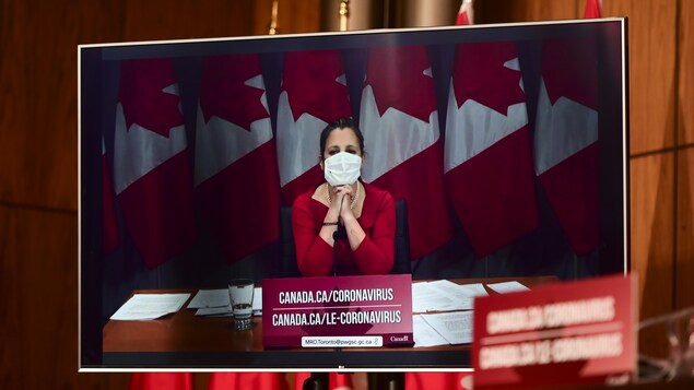 La ministre parle avec un masque.