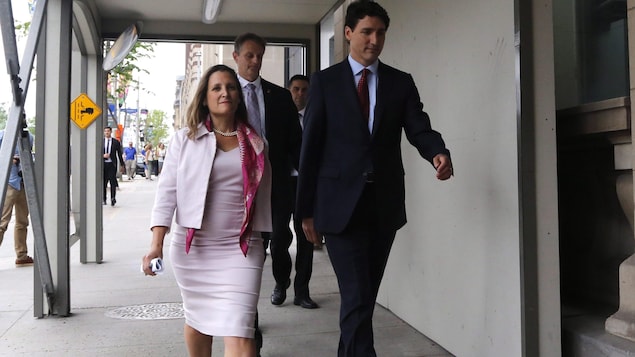 Le premier ministre Trudeau et la ministre Freeland arrivent à la conférence de presse. 