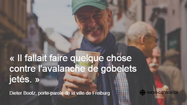 Photo d'un homme qui tient un gobelet de café dans une main. Photo d'un homme qui tient un gobelet de café dans une main.
