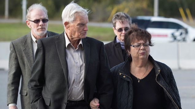 Doug et Donna French, parents de Kristen, arrivent aux audiences en compagnie d'autres membres de leur famille. Doug et Donna French, parents de Kristen, arrivent aux audiences en compagnie d'autres membres de leur famille.