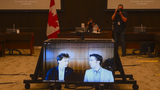 Portrait des frères Kielburger sur un écran