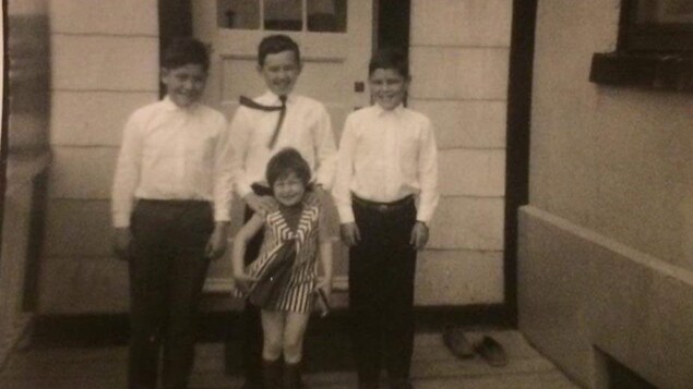 Une photo des frères Bob, Don et Richard Preston lorsqu'ils étaient enfants. Les trois frères portent des chemises blanches sur la photo. Une photo des frères Bob, Don et Richard Preston lorsqu'ils étaient enfants. Les trois frères portent des chemises blanches sur la photo.