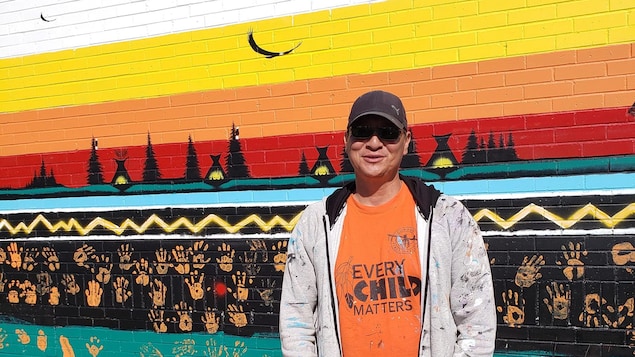 Un survivant de pensionnat dévoile une œuvre murale participative à Lebret en Saskatchewan
