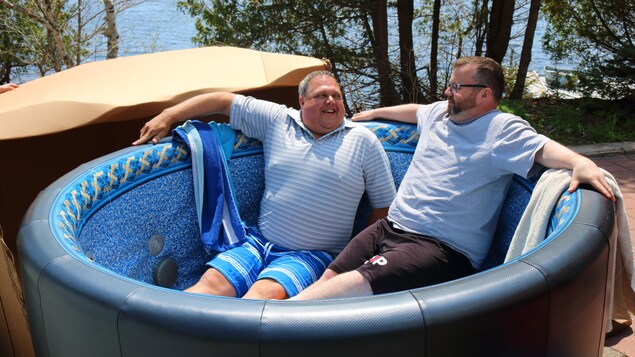 Les deux compères dans leur nouveau spa pour six personnes. Les deux compères dans leur nouveau spa pour six personnes.