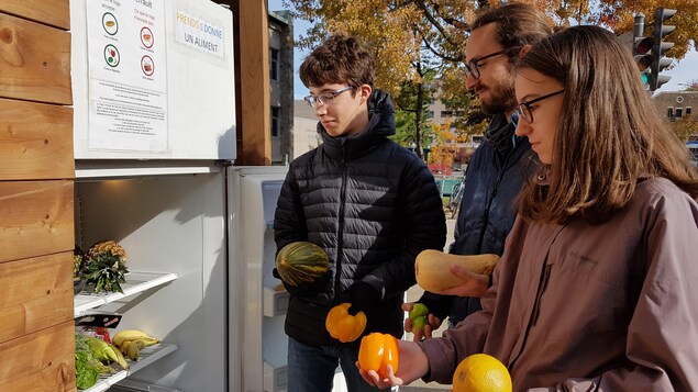 Trois personnes avec des fruits et légumes dans leurs mains