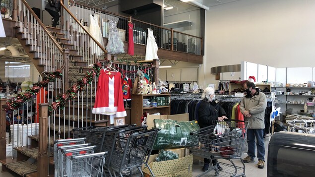 L'intérieur d'une friperie.