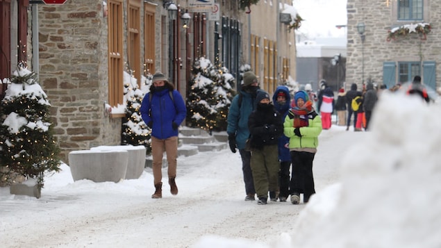 Des touristes sont frigorifiés dans le Vieux-Québec.