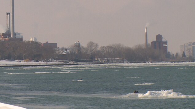 La glace se forme sur la rivière Détroit. La glace se forme sur la rivière Détroit.