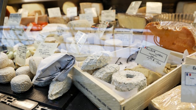 Un aperçu des fromages offerts au marché. Un aperçu des fromages offerts au marché.
