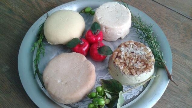 Un plateau de fromages véganes Un plateau de fromages véganes