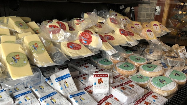 Un comptoir de la fromagerie Médard rempli de produits. 