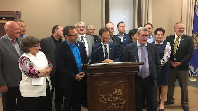 Une quinzaine de maires de l'UMQ veulent une baisse des prix du transport aérien vers les régions. Une quinzaine de maires de l'UMQ veulent une baisse des prix du transport aérien vers les régions.