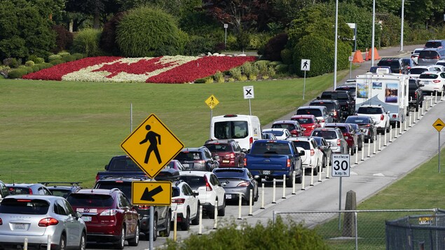 2021 年 8 月 9 日：美国人开车排长队等候进入加拿大。