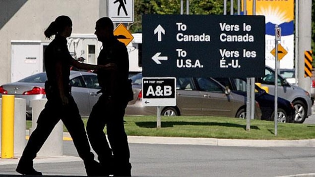 Un poste frontière entre le Canada et les États-Unis.