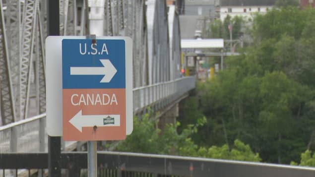 Une affiche à la frontière entre les États-Unis et le Canada