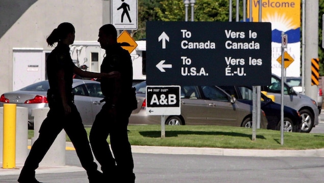 Photo de la frontière entre le Canada et les États-Unis à Surrey en Colombie-Britannique