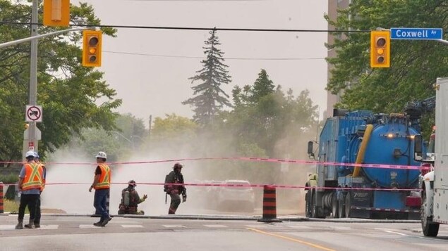 Des pompiers et des travailleurs à proximité de l'hôpital Michael Garron.
