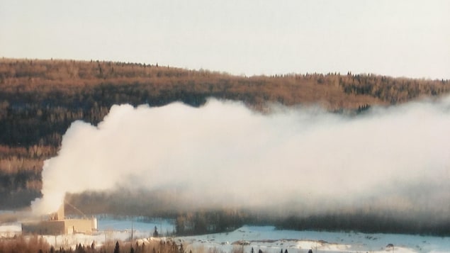 La fumée s'échappant des cheminées de l'usine Nutritech de Saint-François de Madawaska. La fumée s'échappant des cheminées de l'usine Nutritech de Saint-François de Madawaska.