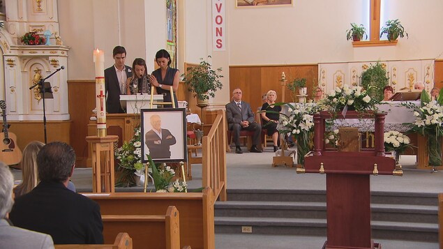 Des membres de la famille du défunt ont dû dominer leurs émotions pour lui adresser des mots d'adieu. Des membres de la famille du défunt ont dû dominer leurs émotions pour lui adresser des mots d'adieu.