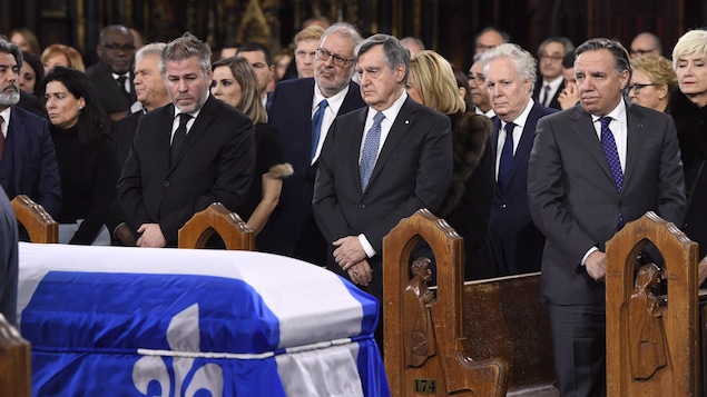 Pascal Bérubé, Lucien Bouchard et François Legault regardent le cercueil de Bernard Landry, recouvert d'un drapeau du Québec, à la basilique Notre-Dame.