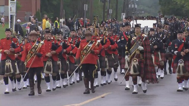 Des premiers répondants marchent au défilé de Fredericton. Des premiers répondants marchent au défilé de Fredericton.