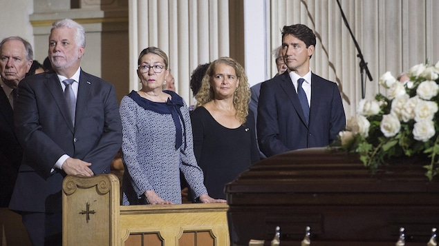 Philippe Couillard, Suzanne Pilote, Julie Payette et Justin Trudeau, sur un même banc d'église. Philippe Couillard, Suzanne Pilote, Julie Payette et Justin Trudeau, sur un même banc d'église.
