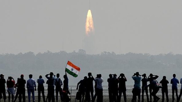 Une photo montre une foule qui observe une fusée décollée à proximité de la station spatiale de Sriharikota en Inde. Une photo montre une foule qui observe une fusée décollée à proximité de la station spatiale de Sriharikota en Inde. secteur spatial canadien don't let go canada