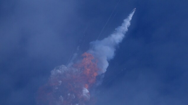 Une fusée Falcon 9 s'autodétruit après le largage de la capsule Crew Dragon.