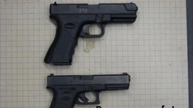 l'un est un pistolet à eau et l'autre est une véritable arme. Les deux pistolets sont presque identiques. 