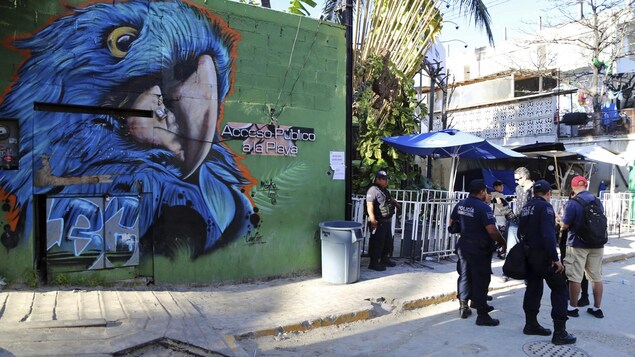 Des policiers devant le bar Blue Parrot à Playa del Carmen au Mexique. Des policiers devant le bar Blue Parrot à Playa del Carmen au Mexique.