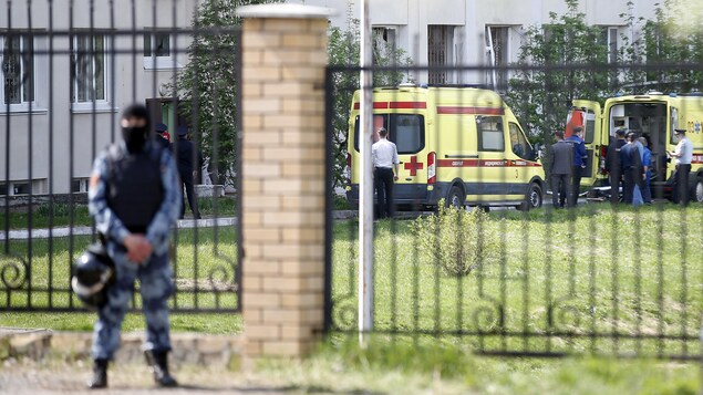 Un policier monte la garde devant l'école.
