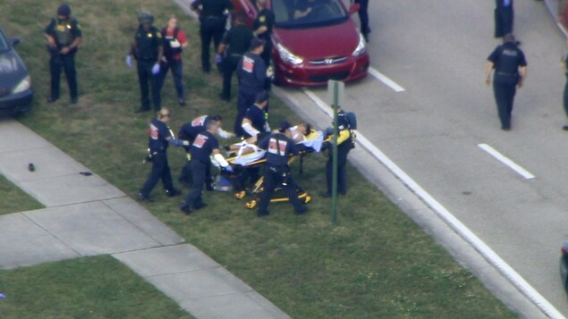 Dans cette capture d'écran fournie par WPLG-TV, le personnel d'urgence évacue une personne blessée de l'école secondaire Marjory Stoneman Douglas à Parkland, en Floride. Dans cette capture d'écran fournie par WPLG-TV, le personnel d'urgence évacue une personne blessée de l'école secondaire Marjory Stoneman Douglas à Parkland, en Floride.